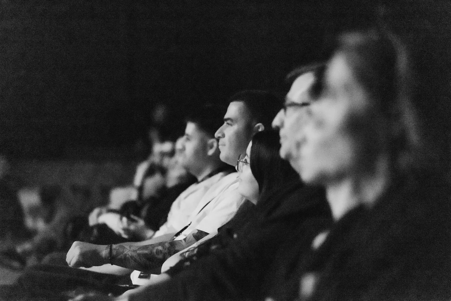 Oradora en el escenario de TEDxViedma compartiendo su idea con la audiencia